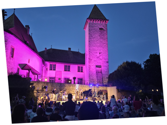 Château de La Sarraz illuminé Le Château en mode concert