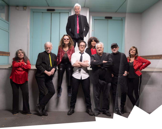 Le groupe Le Beau Lac de Bâle pose dans un cadre intérieur simple, mettant en avant la personnalité collective et l’esprit musical de la formation.