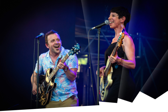 Noir et Gerber jouent en concert, chacun avec son instrument, partageant un moment musical complice devant leurs micros.