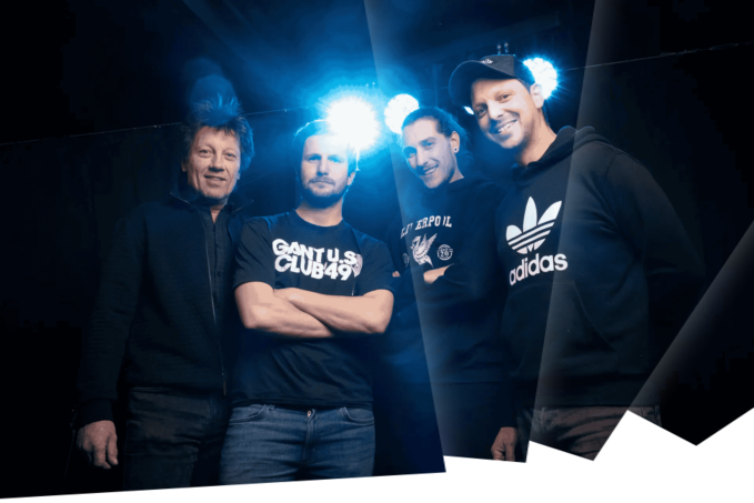 Les quatre musiciens du groupe Les Sales Gosses posent face à l’objectif, dans une atmosphère de concert lumineuse et dynamique.