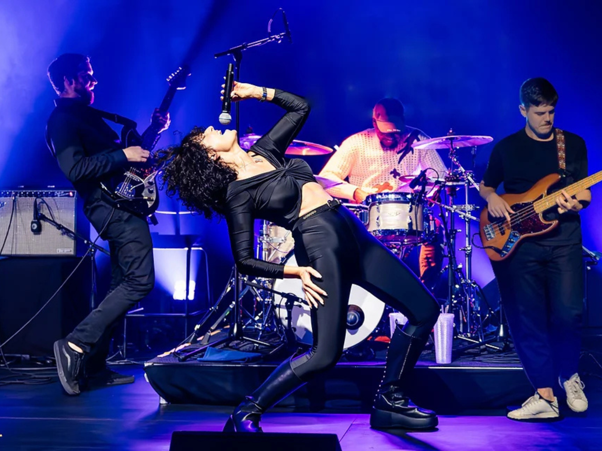 Chanteuse en position rock